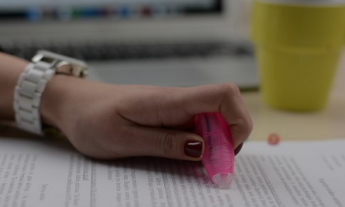 PASIKLYDAU TARP POPIERIŲ: KAIP ORGANIZUOTI TVARKĄ ANT DARBO STALO